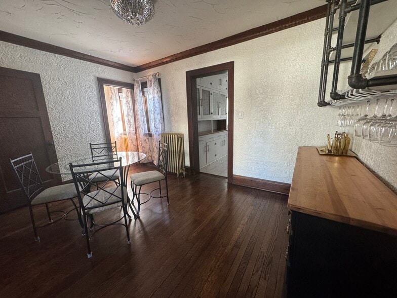 Dining room - 821 E Pearson St