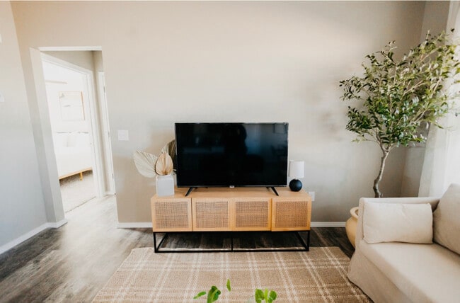 Building Photo - 593 E Melton Rd