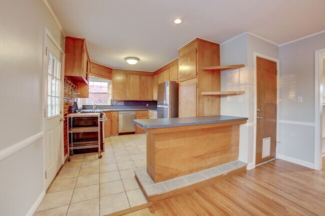 Building Photo - 3 Bed | 1 Bath  | Midtown Tulsa | Early Au...