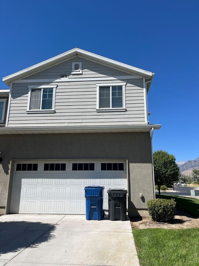 Building Photo - Spacious 3 Bed, 2.5 Bath Townhome in Pleasant Grove