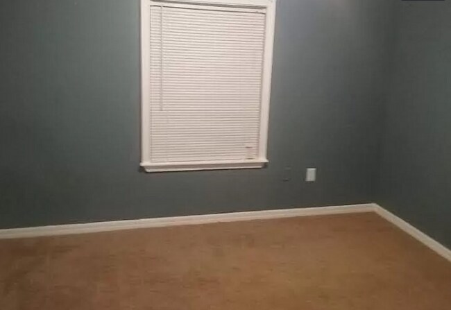 Building Photo - Spacious 3/2 house