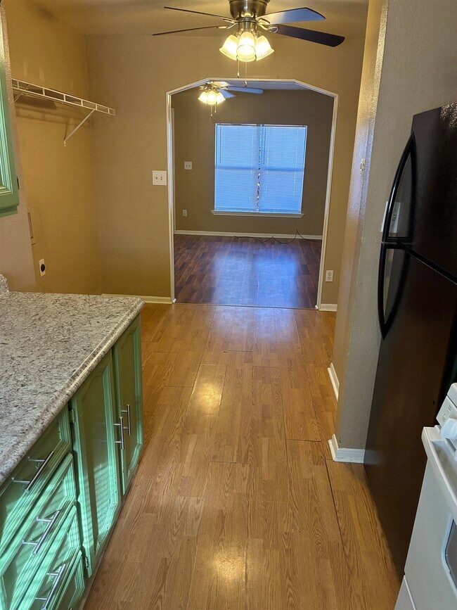 Building Photo - 800 S Vandeveer St