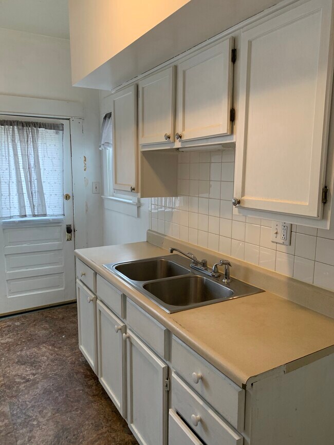 Building Photo - 329 W Claflin Ave