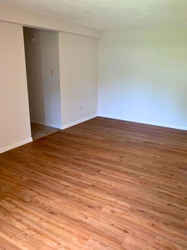 Building Photo - 2 Bedroom 1 Bathroom first floor Goshen Valley flat!