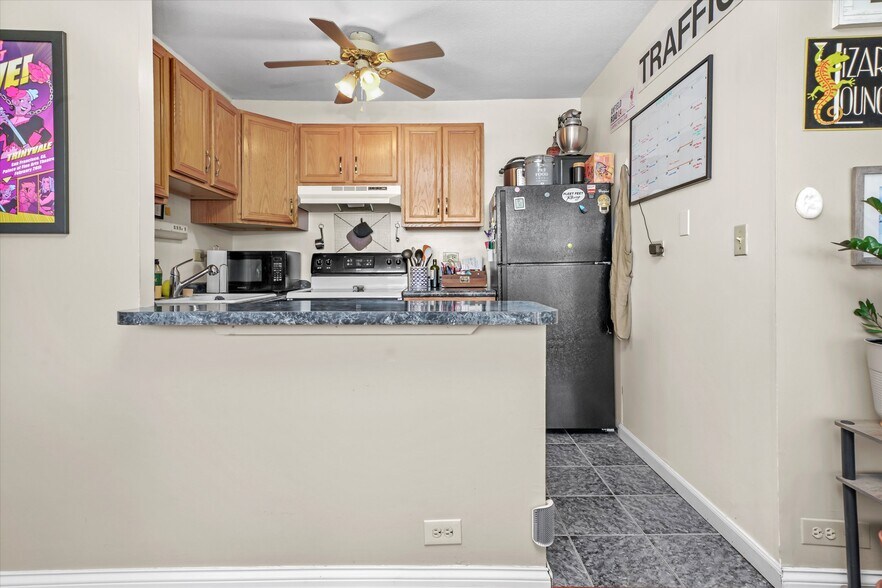 Building Photo - 2740 N Pine Grove Ave