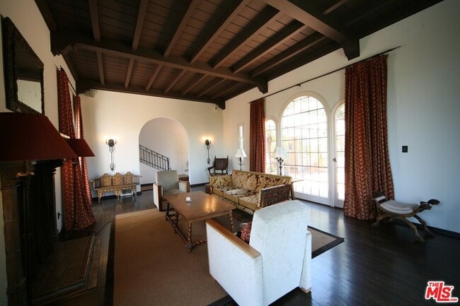 Building Photo - 2243 E Live Oak Dr