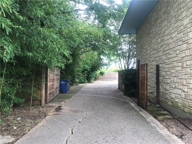 Building Photo - 2105 Rabb Rd