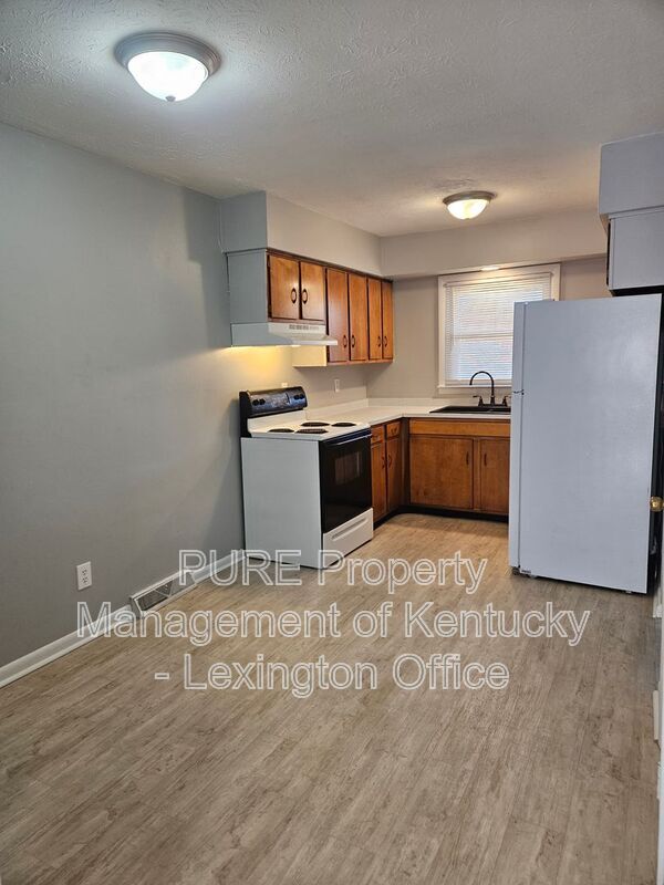 Building Photo - 3510 Lansdowne Dr