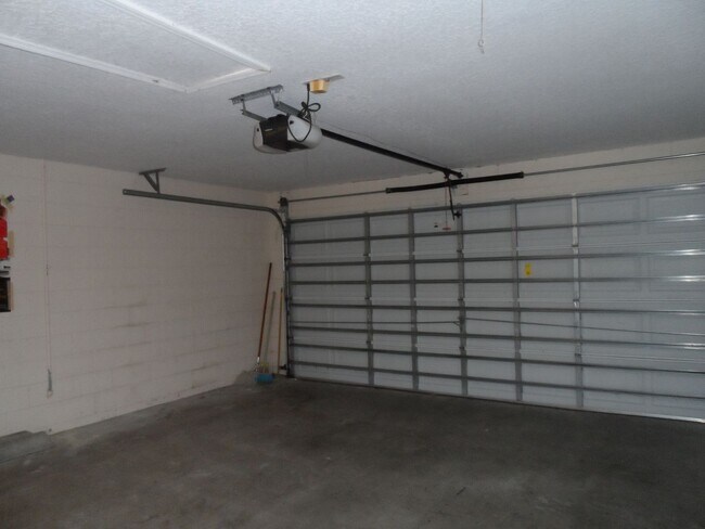 Building Photo - 4 BEDROOM - GATED TWIN LAKES SUBDIVISION -...