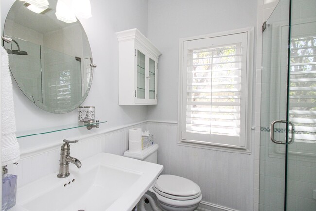 Building Photo - **STUNNING POOL HOME**4BEDS / 4.5BATHS**AQ...