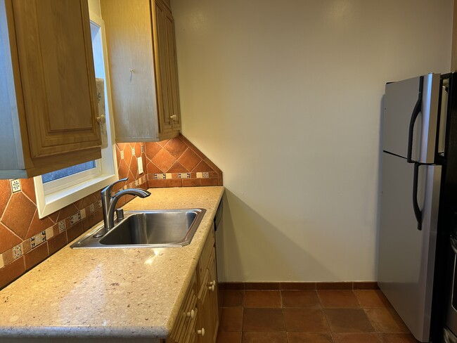 Kitchen - 2131 N Gower St