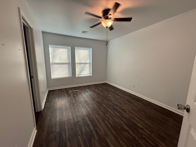 Building Photo - Gorgeous 3 bedroom 2 bathroom home