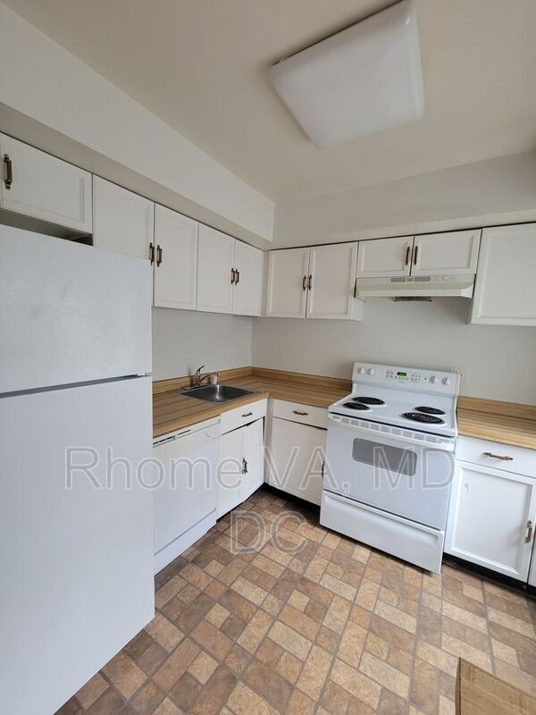 Building Photo - 3220 S 28th St