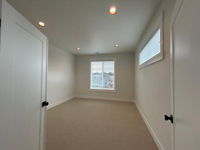 Building Photo - 3 Bedroom / 2.5 Bathroom Townhome in SE Bend