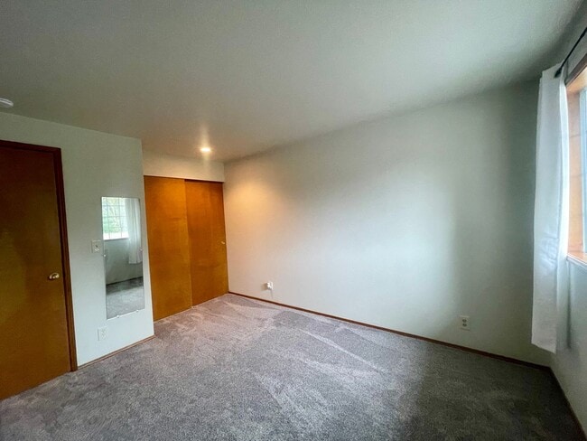 Building Photo - 4 bedroom, 2.5 Bath House in Mukilteo, $3995 per month