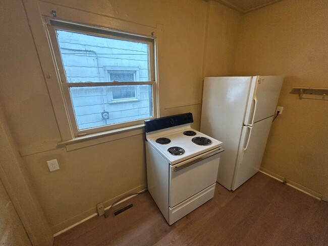 Building Photo - Charming 3 Bedroom Home Near East Toledo & Downtown