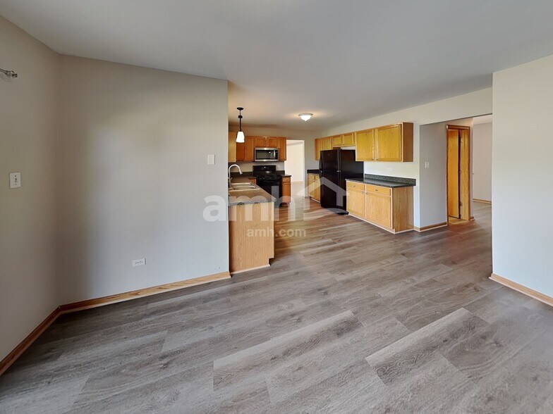 Building Photo - 2438 Foxtail Ct