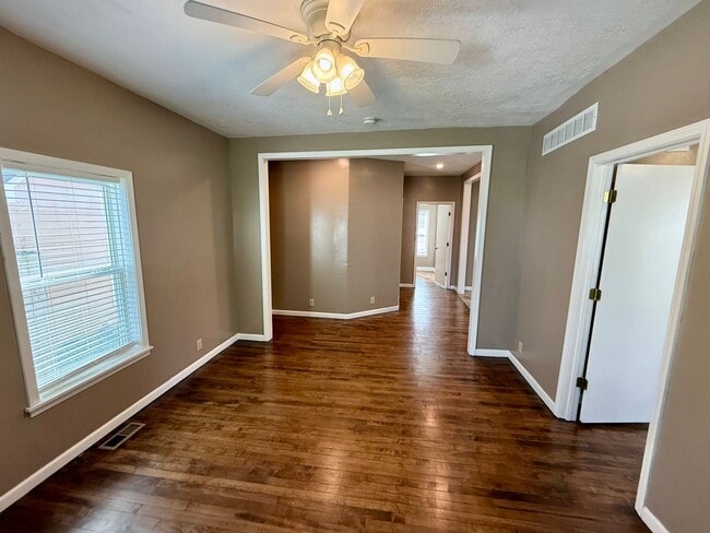 Building Photo - 1132 S Dodgion Ave