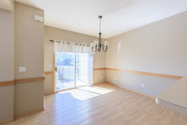 Building Photo - Awesome 2 bed townhouse in plymouth!