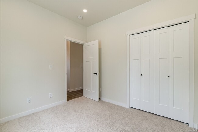 Building Photo - 3226 E Sunset Dr