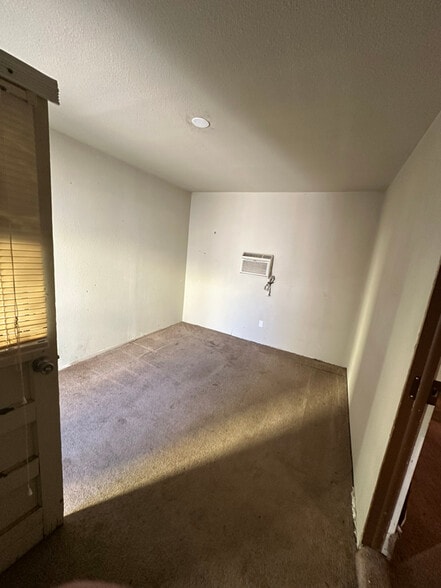 Building Photo - 818 Carey Ave