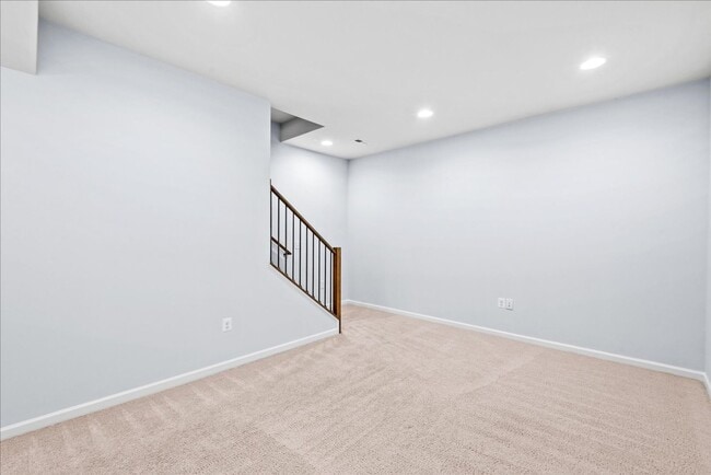 Building Photo - Commuter Friendly 3 Bed 3.5 Bath Townhome