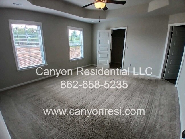 Building Photo - MUST SEE Fantastic 4BR 2/5 BA near everyth...
