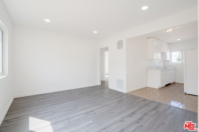 Building Photo - 241 W 84th St