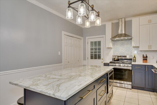 Building Photo - 4 bedroom 3 full bathroom home in heart of...
