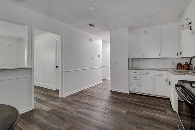 Building Photo - 541 NW Lorna St