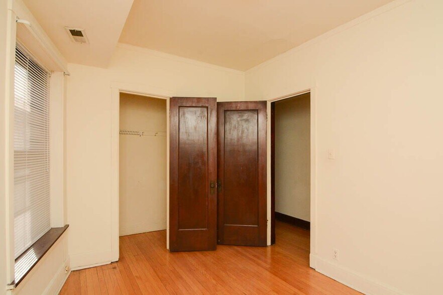 Building Photo - 1309 W Newport Ave