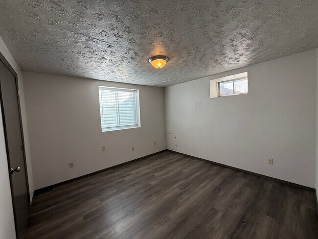 Building Photo - Valley 3 bed 1.5 bath