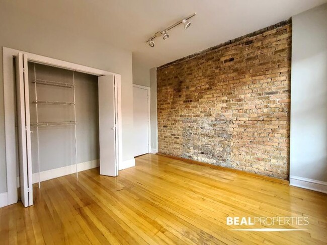 Building Photo - 2 bedroom in CHICAGO IL 60657