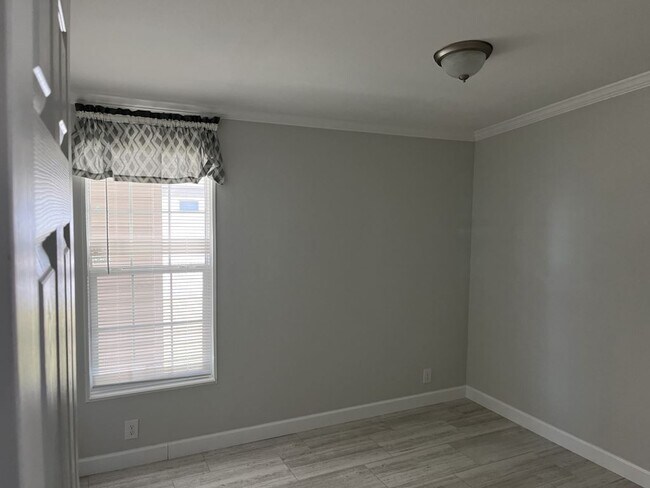 Building Photo - 343 Talbot St