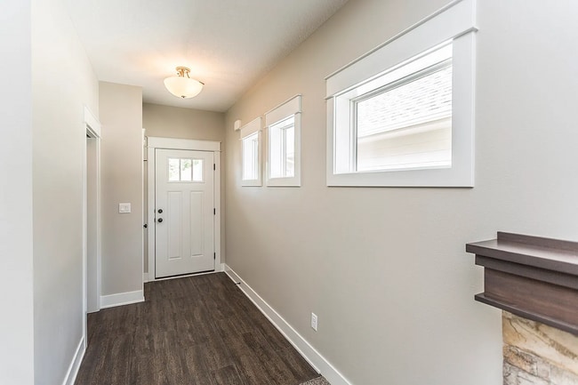 Building Photo - Spacious 4-Bedroom Home in Urbandale | Fin...