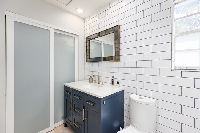 Building Photo - 1702 Drake Ave