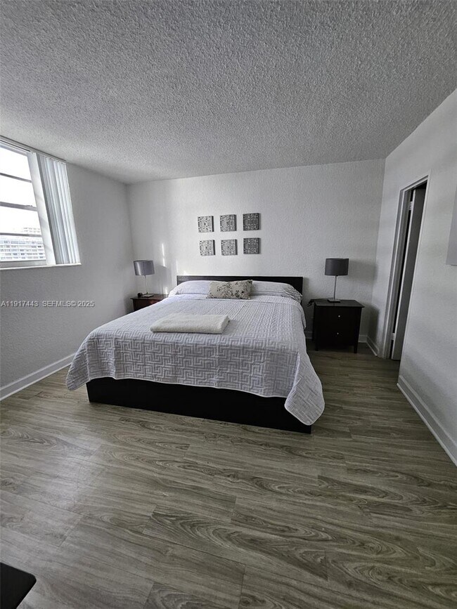 Building Photo - 4001 S Ocean Dr