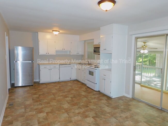 Building Photo - 3005 Stratford Dr