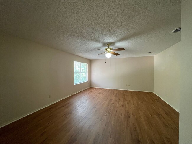 Building Photo - EXEMPLARY ROUND ROCK ISD - NO CARPET - FAN...