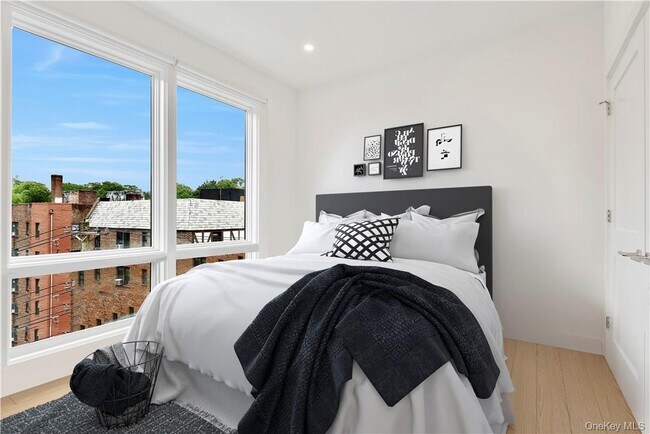 Building Photo - 8 Boulevard W