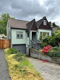 Building Photo - Spacious 4 Bedroom Home Minutes from Green...
