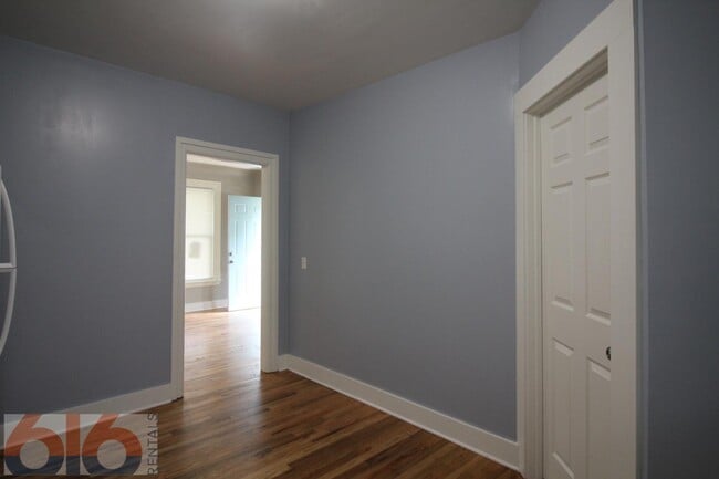 Building Photo - 116 Gold Ave SW