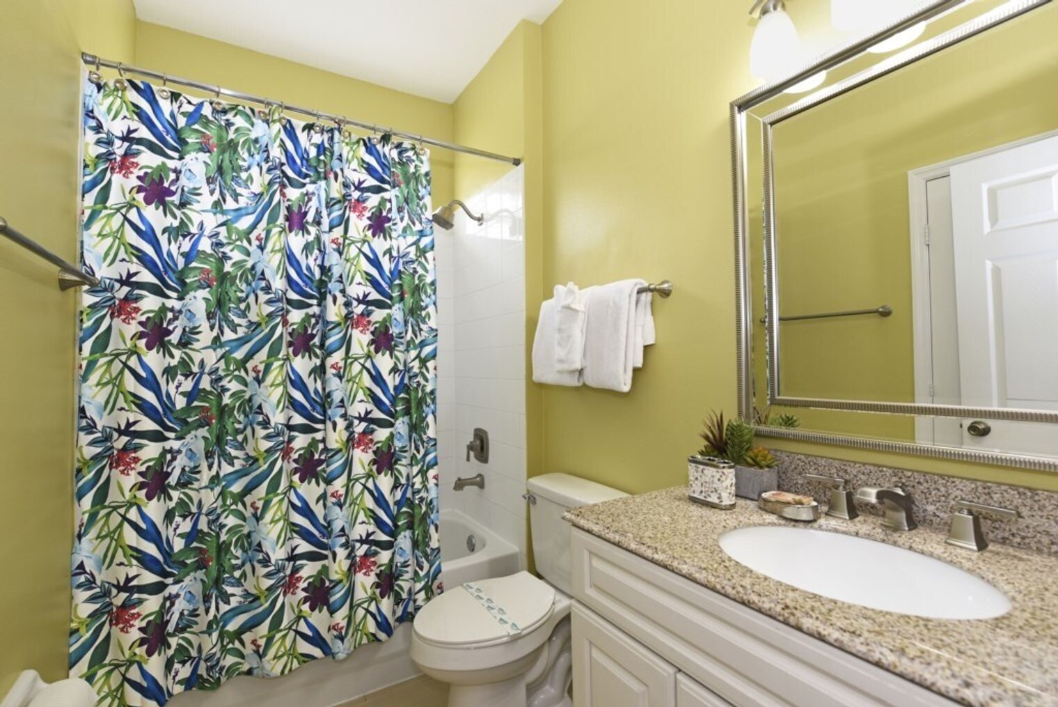 Building Photo - 8167 Fan Palm Way