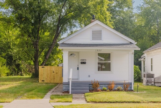 Building Photo - Beautiful Renovated 3 Bedroom and 2 Bathroom Home