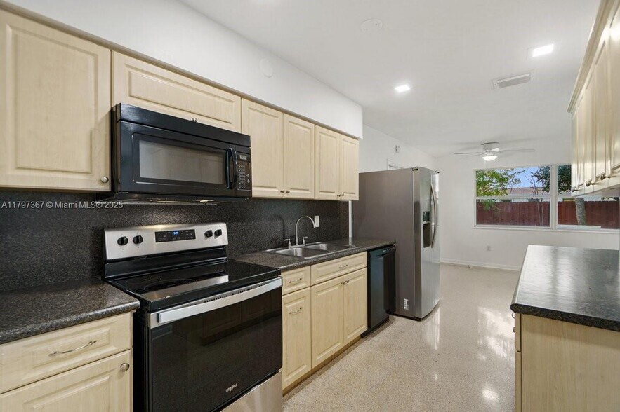 Building Photo - 50 NE 45th Ct