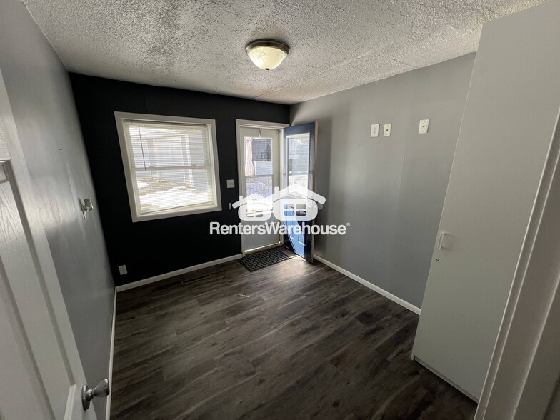 Building Photo - 9371 Country Dr