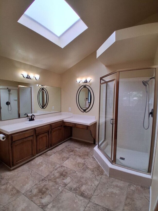 Building Photo - Charming Well-Maintained 3-Bed Fresno House!