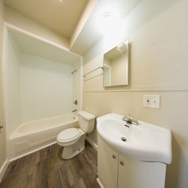 Building Photo - Updated 2 bedroom 1 bathroom home