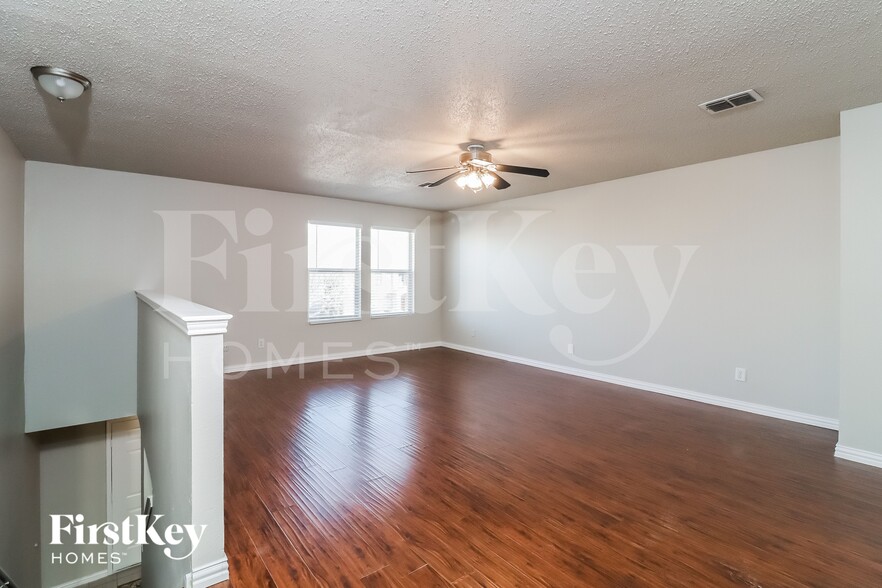 Building Photo - 3913 Fox Run Dr