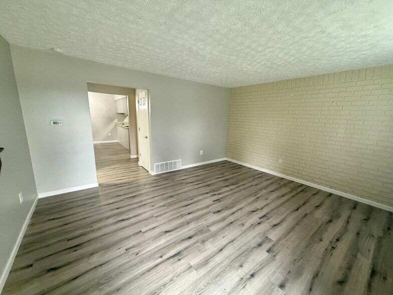 Building Photo - 5584 Chatford Dr